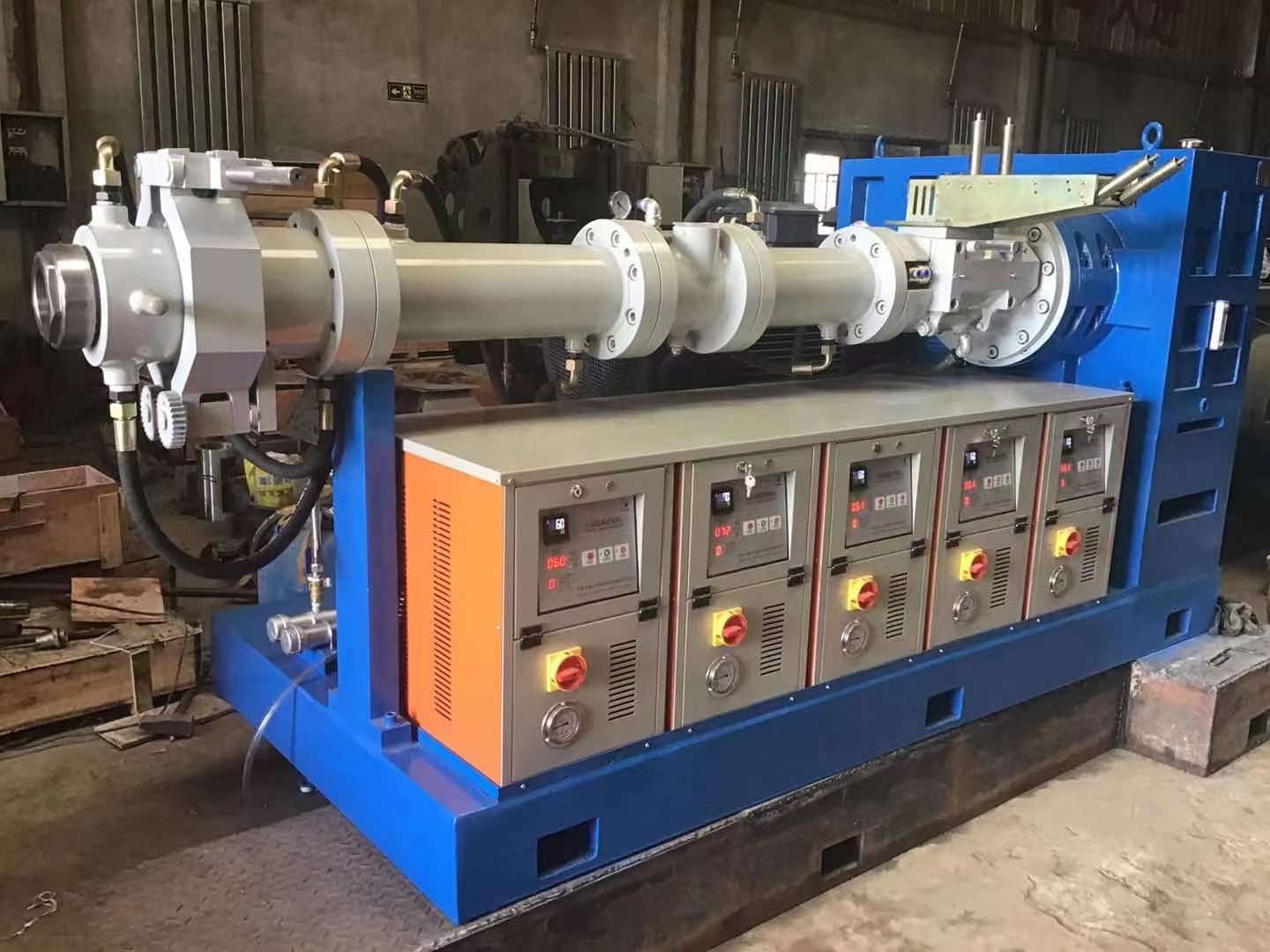 Rubber extruder